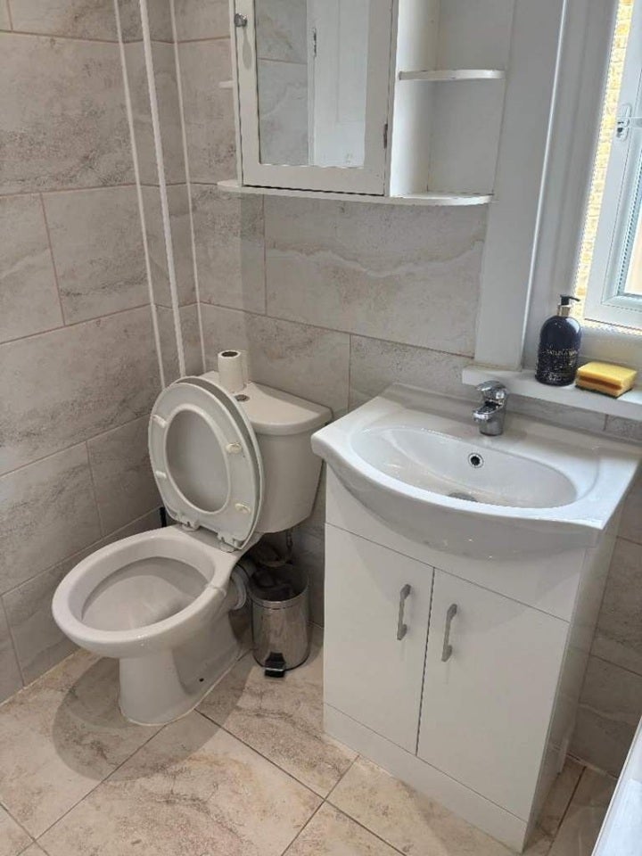 Flat Inwood Road in Greater London