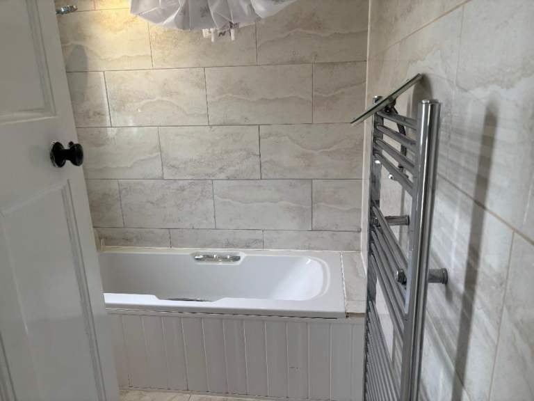 Flat Inwood Road in Greater London