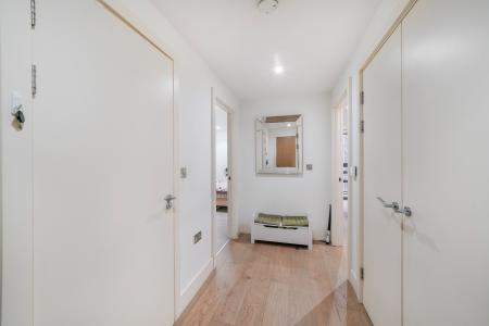 Flat Empire Way in Greater London
