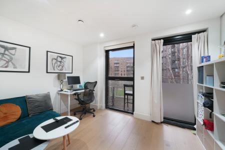 Flat Empire Way in Greater London