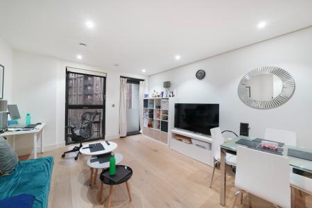 Flat Empire Way in Greater London