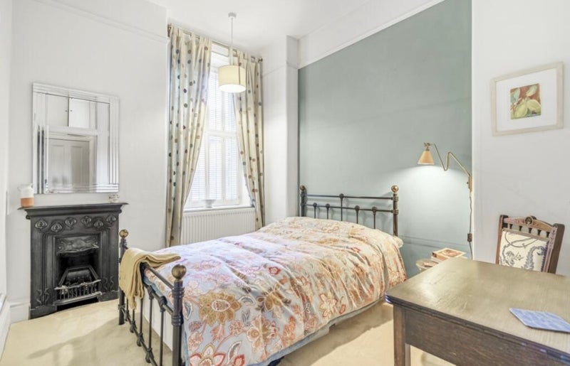 Room Lurline Gardens in Greater London