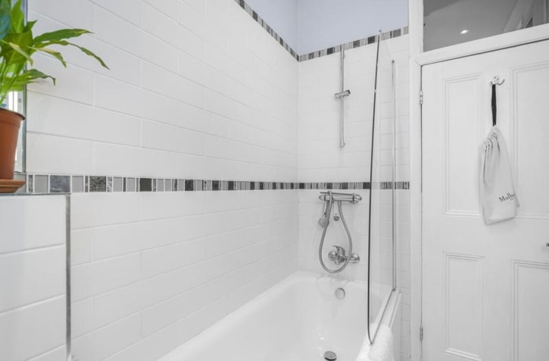 Room Lurline Gardens in Greater London