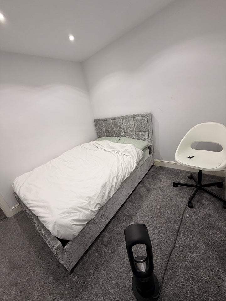 Room Bredle Way in Aveley