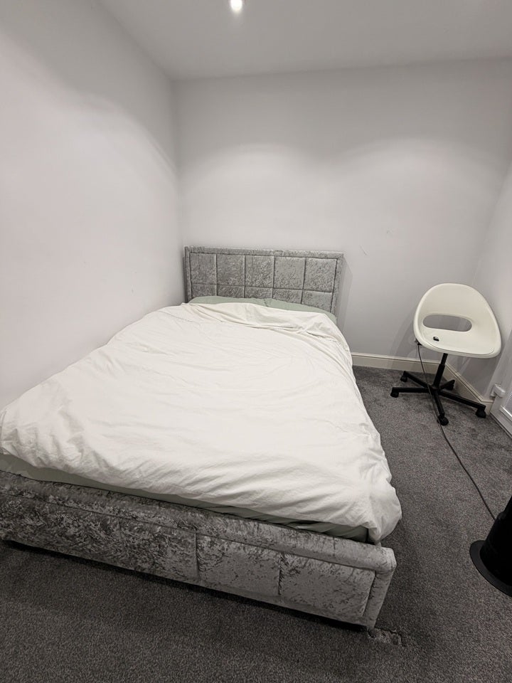 Room Bredle Way in Aveley