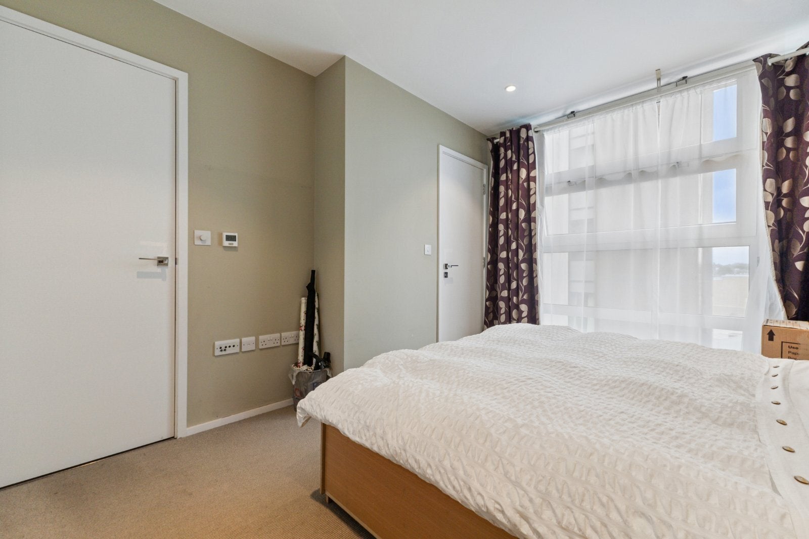 Flat Buckhold Road in Greater London