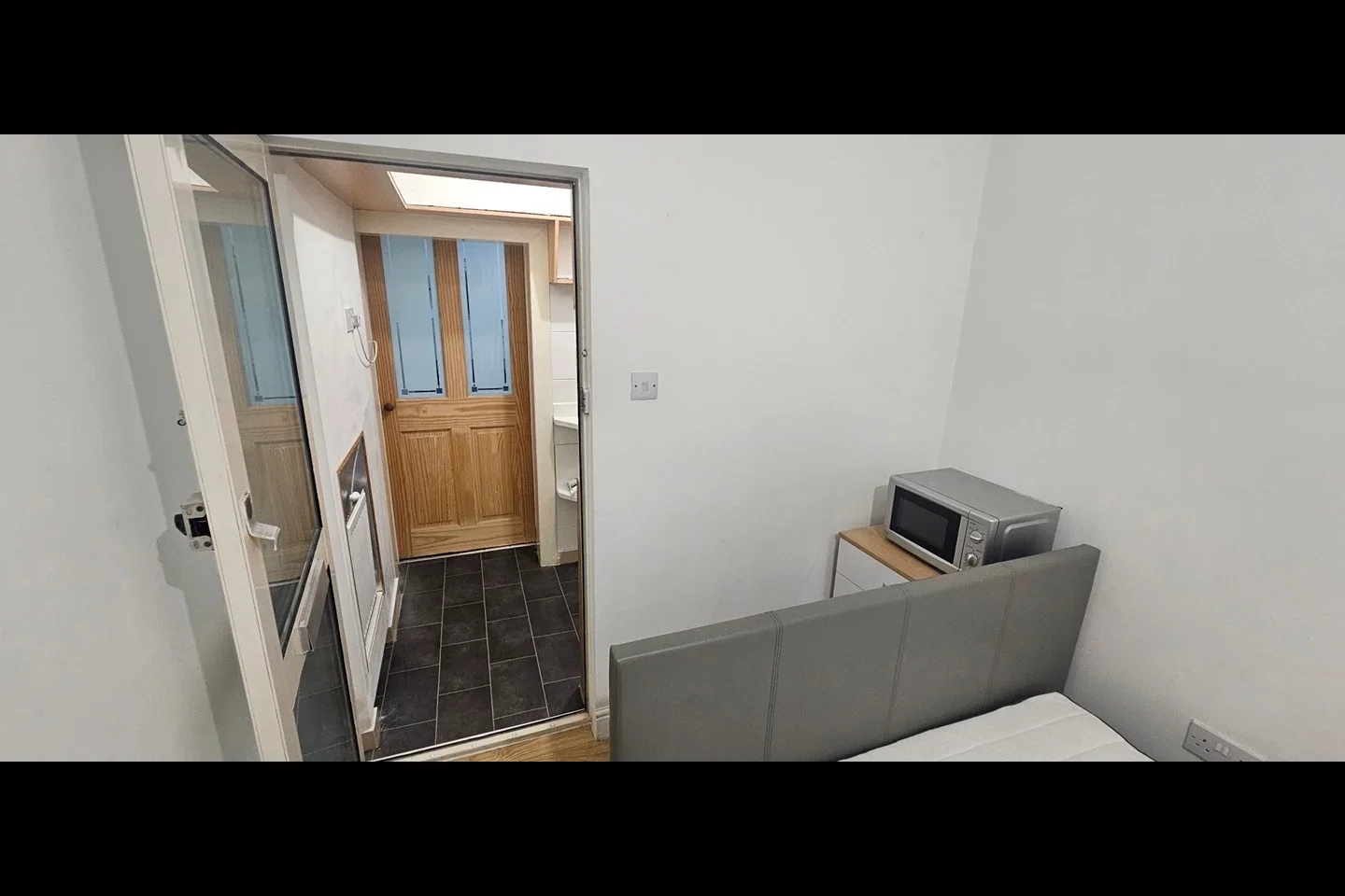 Flat Long Elmes in Greater London