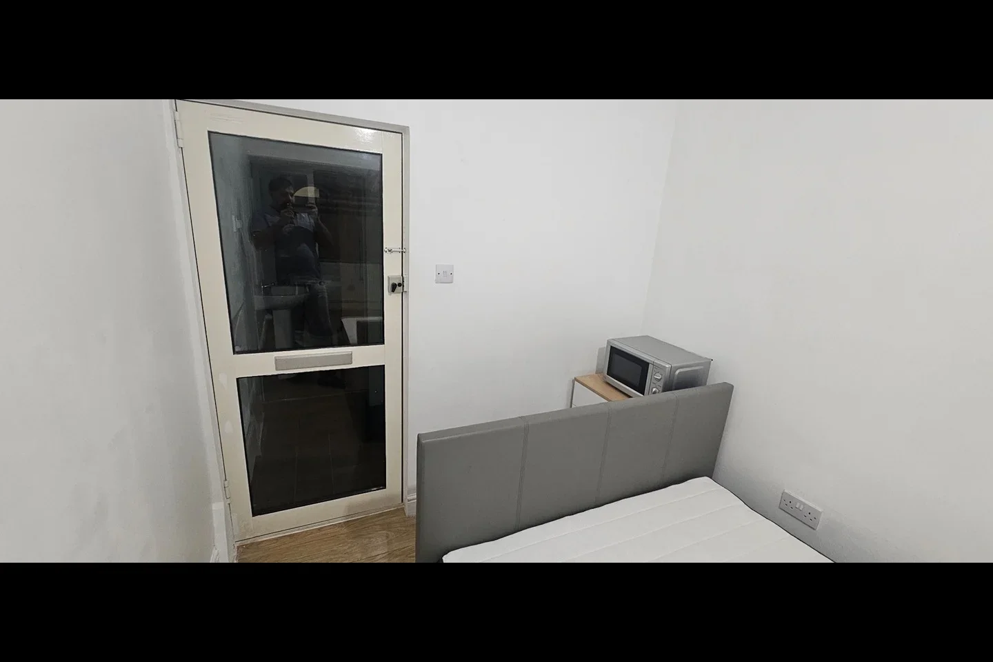 Flat Long Elmes in Greater London