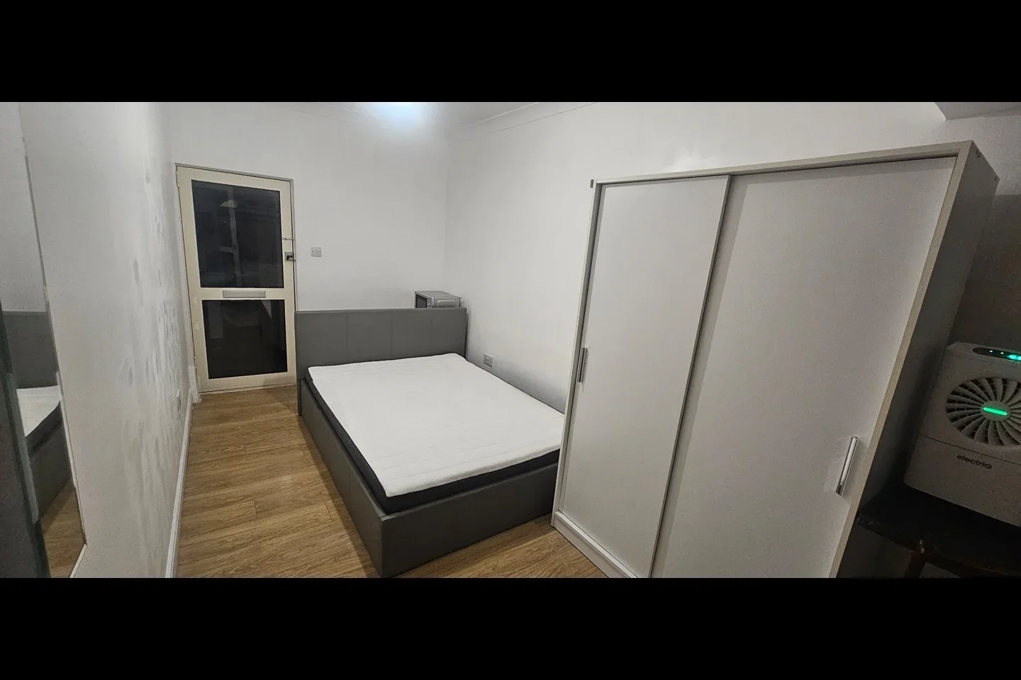 Flat Long Elmes in Greater London