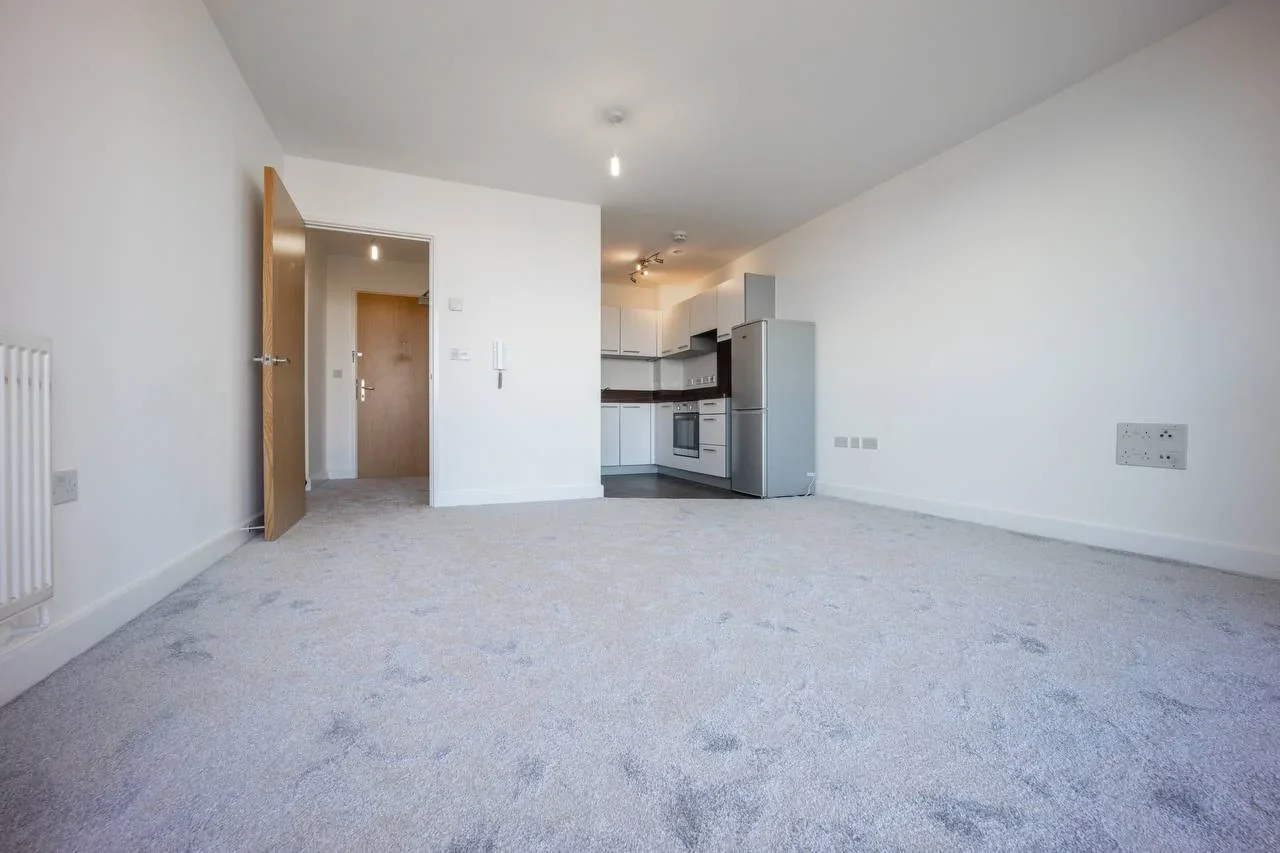 Flat Harston Walk in Greater London