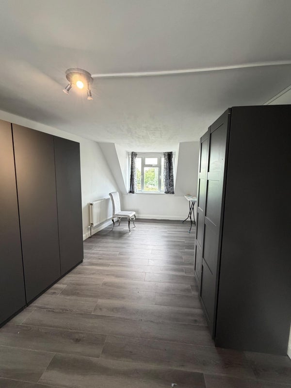 Flat Limpsfield Road in Greater London