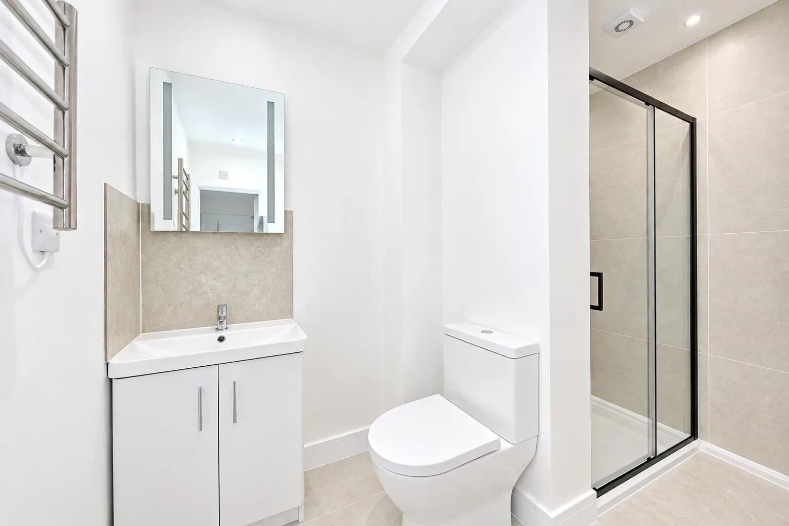 Flat Fordhook Avenue in Greater London