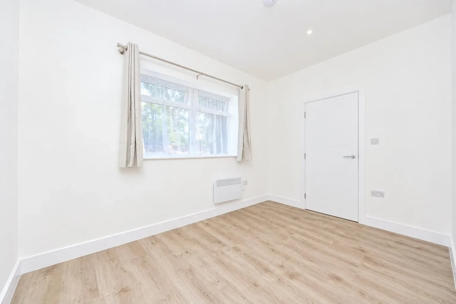 Flat Fordhook Avenue in Greater London