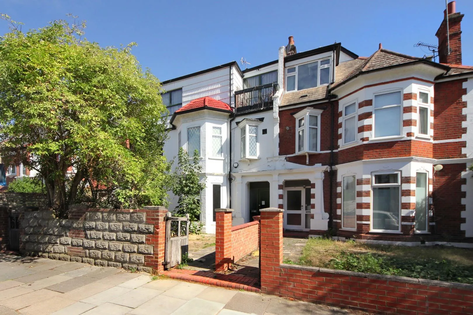 Flat Fordhook Avenue in Greater London