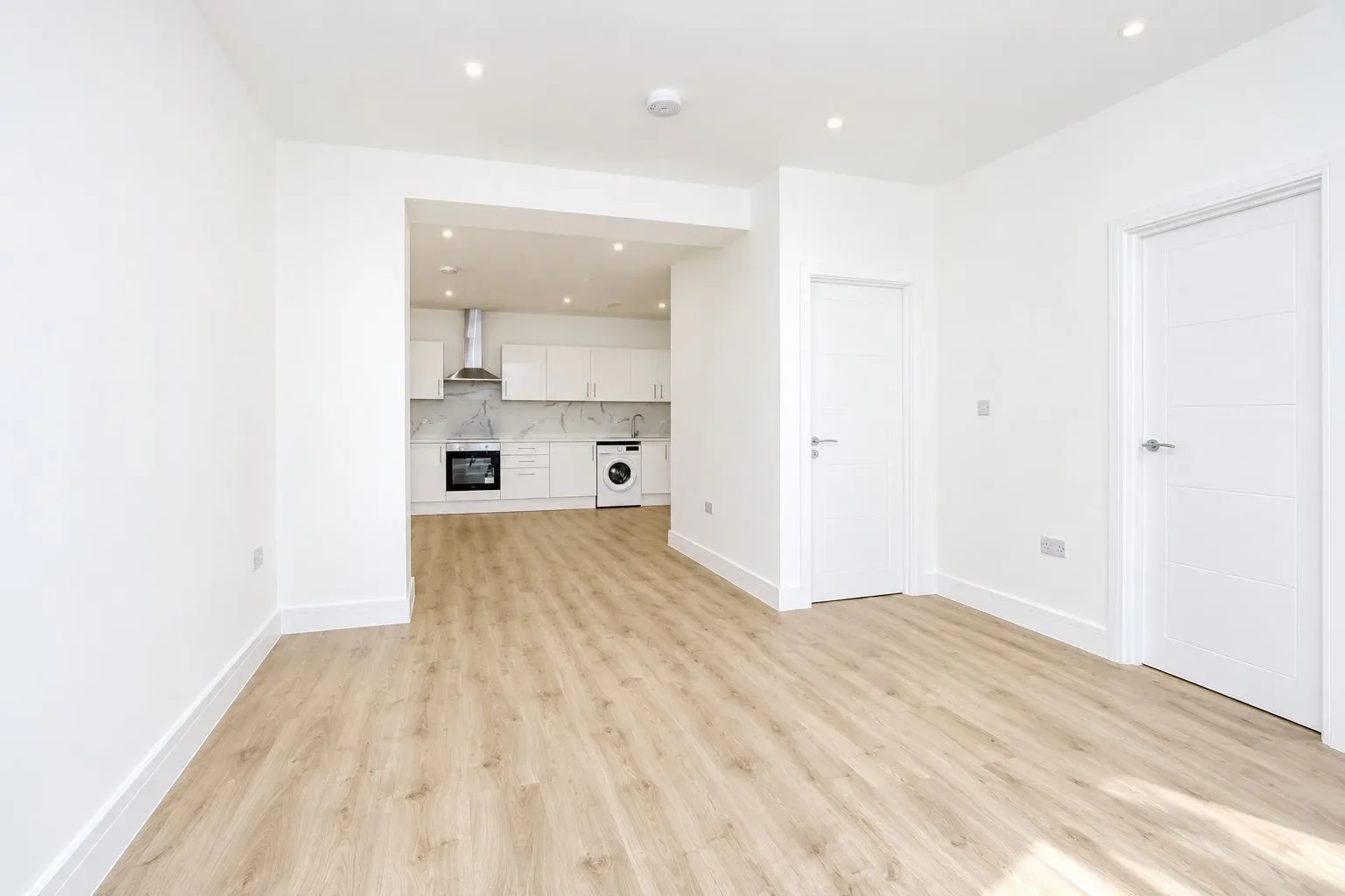 Flat Fordhook Avenue in Greater London
