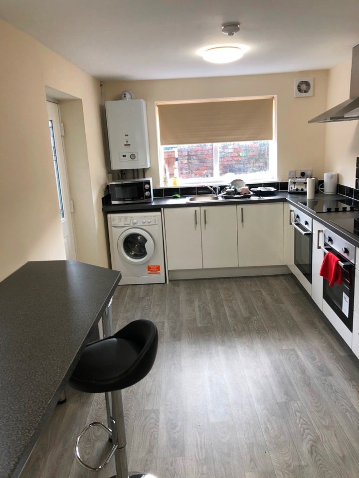 Room Chestnut Grove in Liverpool