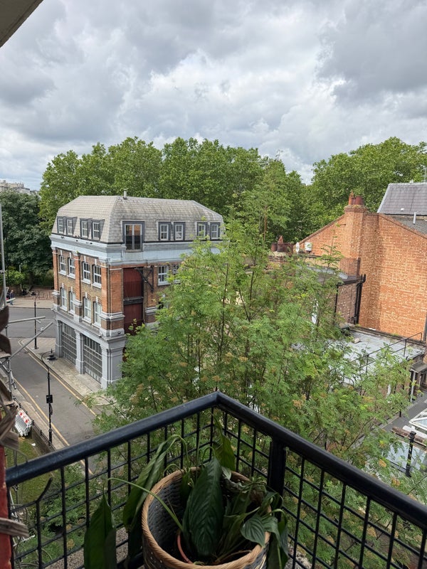 Flat Ayres Street in Greater London