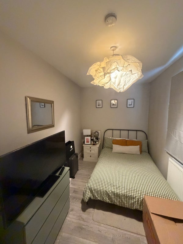 Flat Ayres Street in Greater London