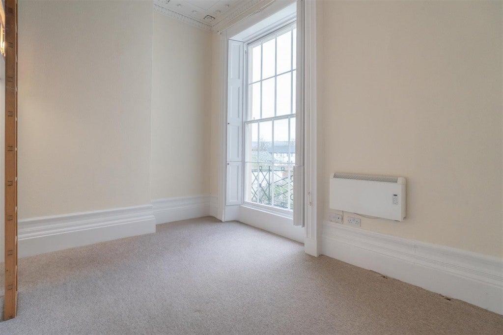 Flat Pittville Lawn in Cheltenham
