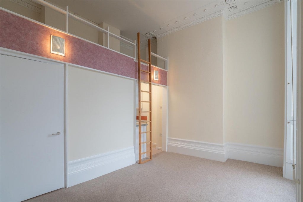 Flat Pittville Lawn in Cheltenham