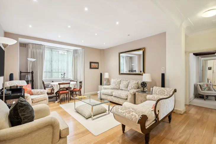 Flat Franklins Row in Greater London