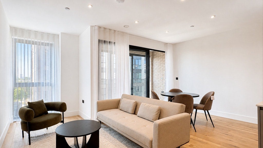 Flat Worgan Street in Greater London