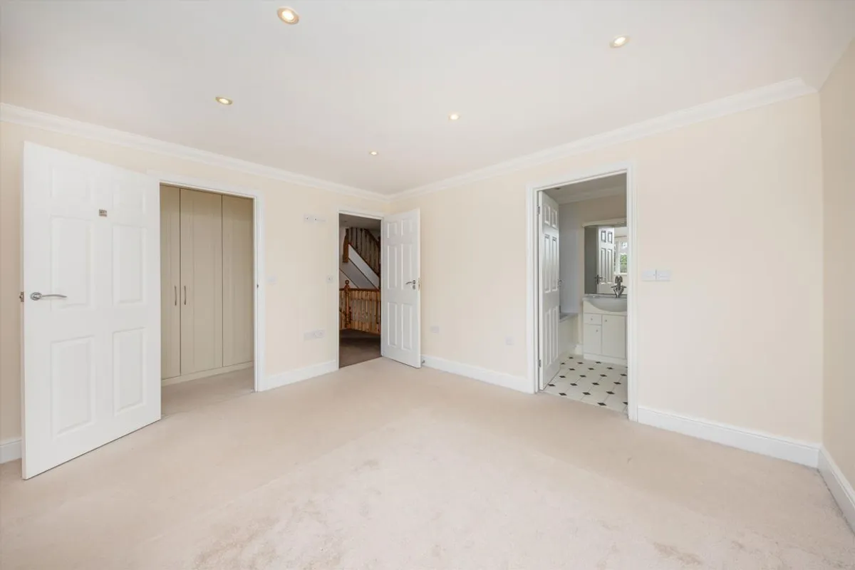 Flat Midway in Elmbridge