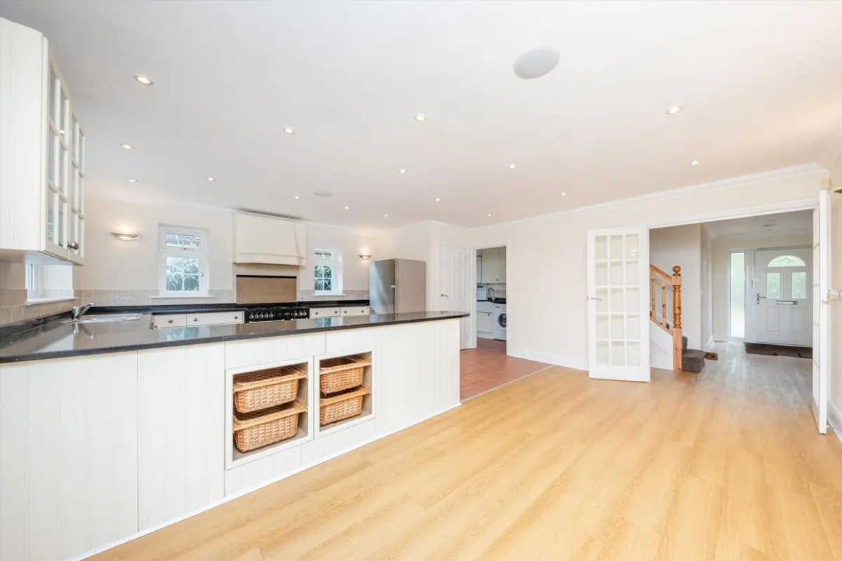 Flat Midway in Elmbridge