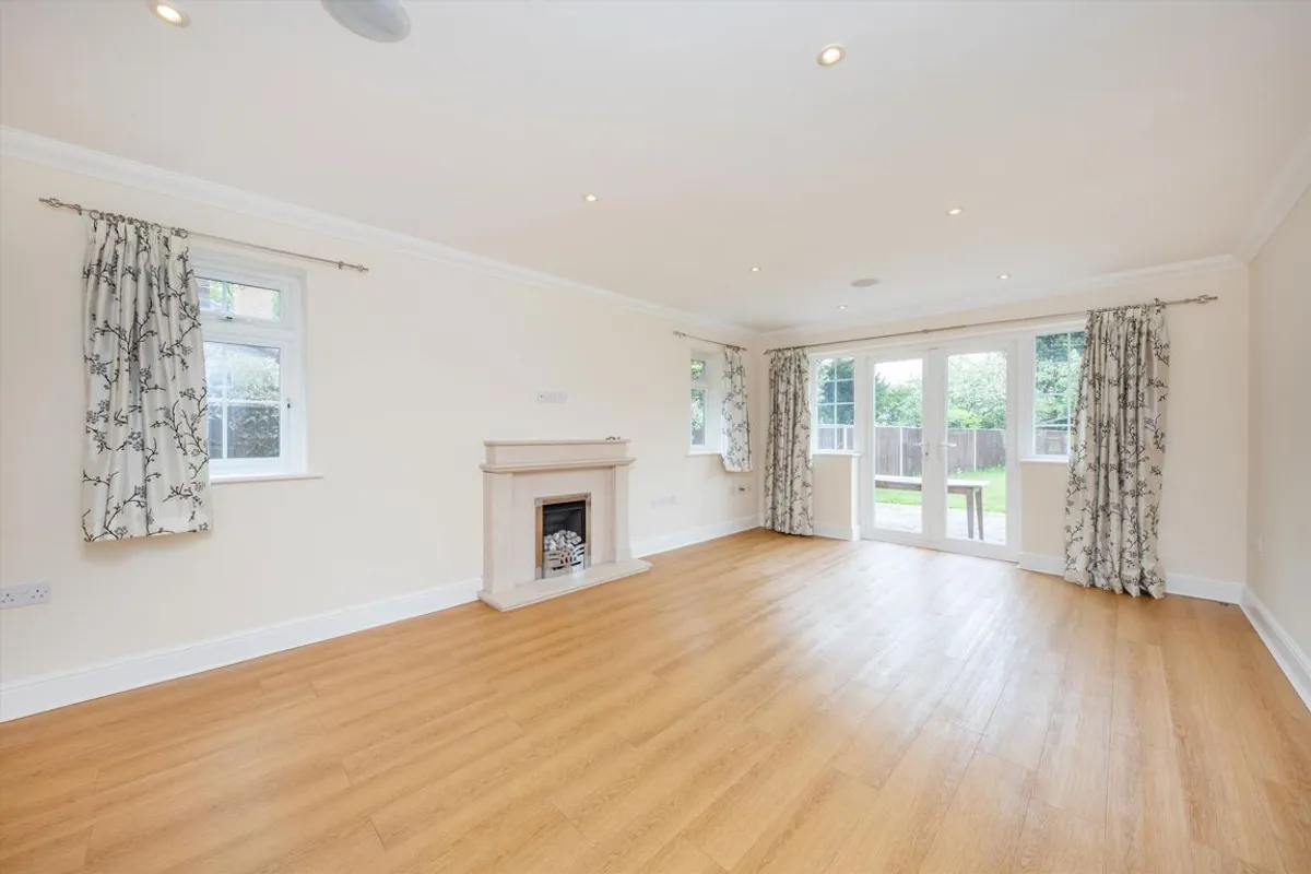 Flat Midway in Elmbridge