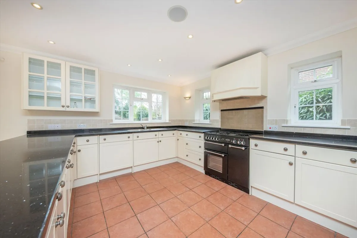 Flat Midway in Elmbridge