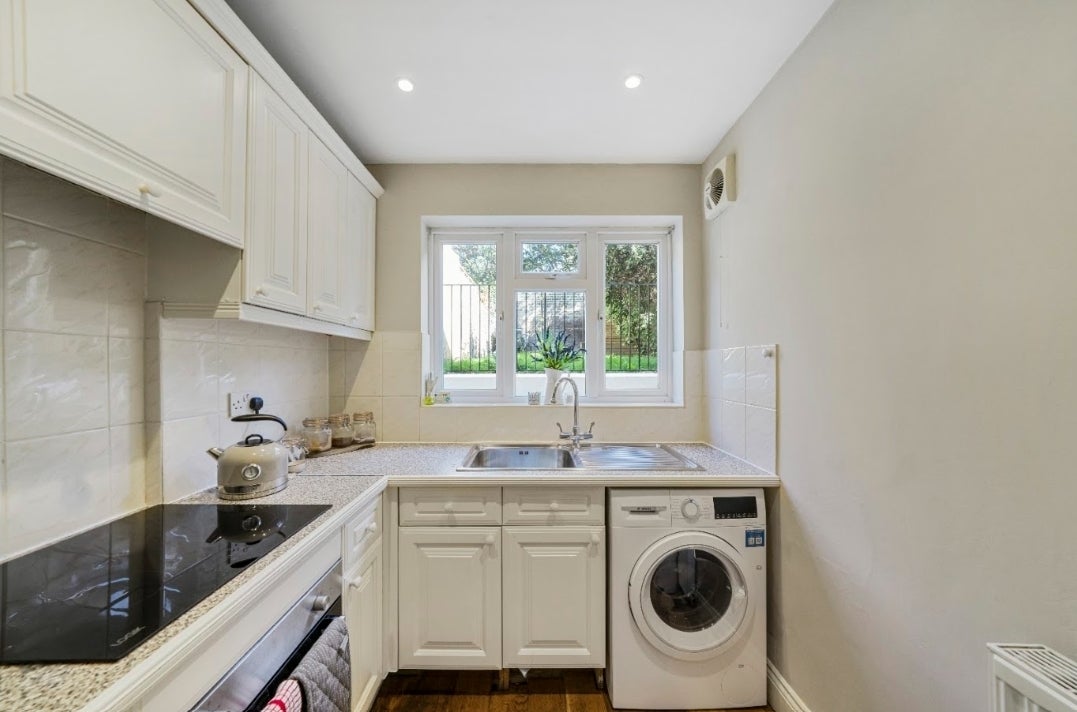 Flat Halford Road in Greater London