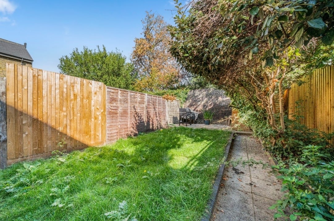 Flat Halford Road in Greater London