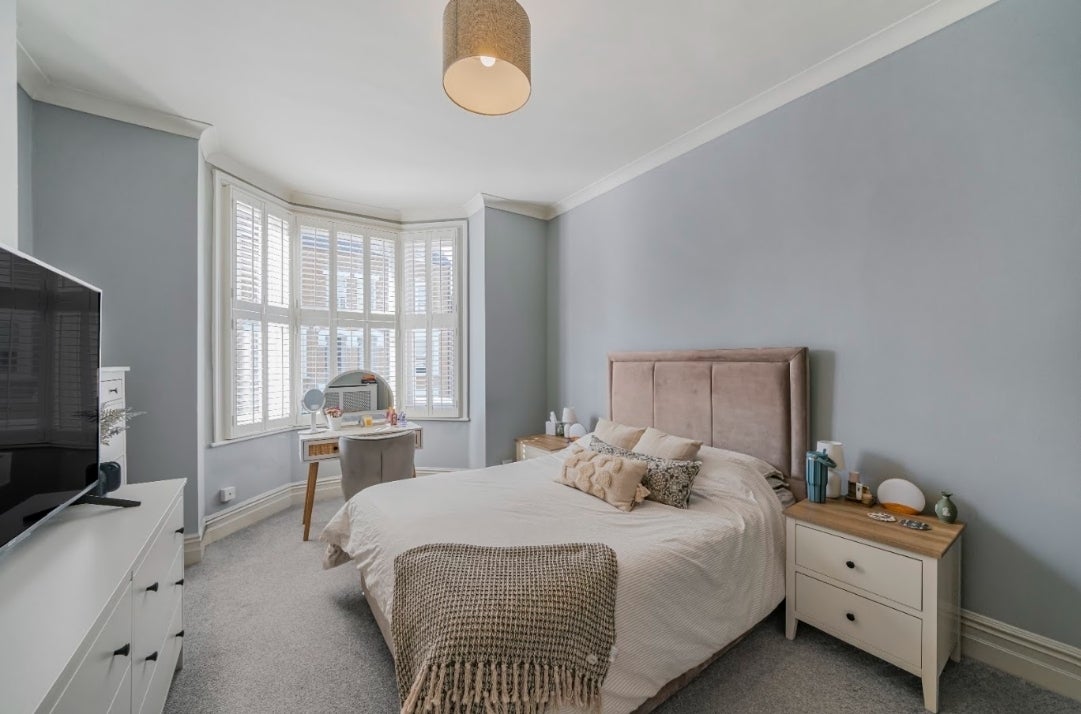 Flat Halford Road in Greater London