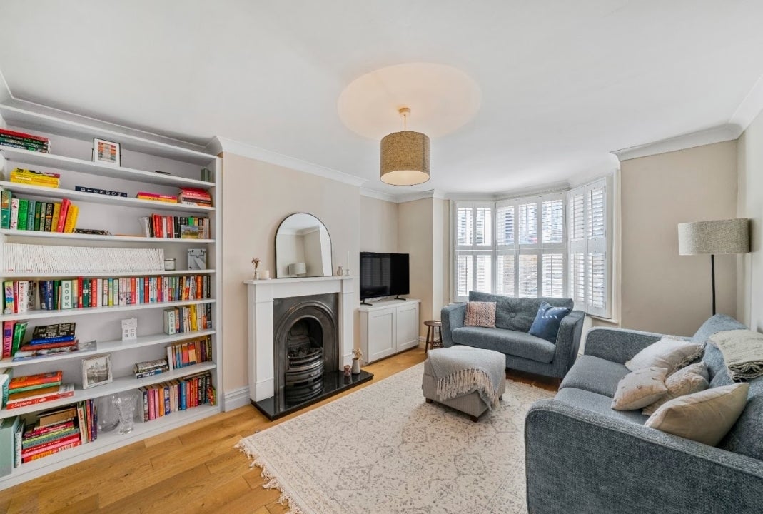Flat Halford Road in Greater London