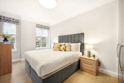 Flat Kensington High Street in Greater London