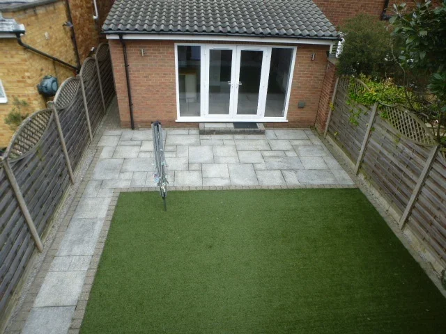 House Warwick Drive in Cheshunt