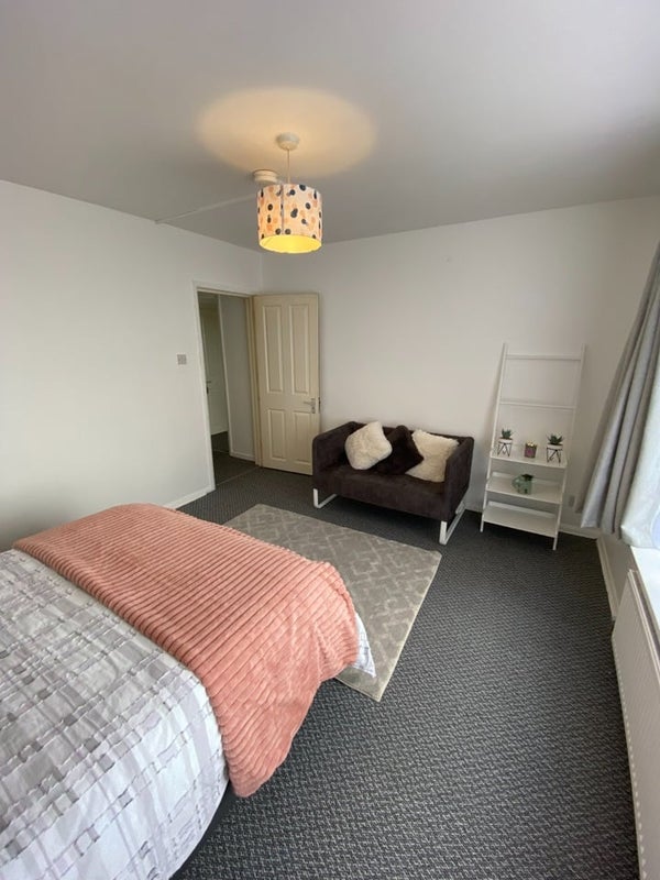 Flat Madeira Avenue in London