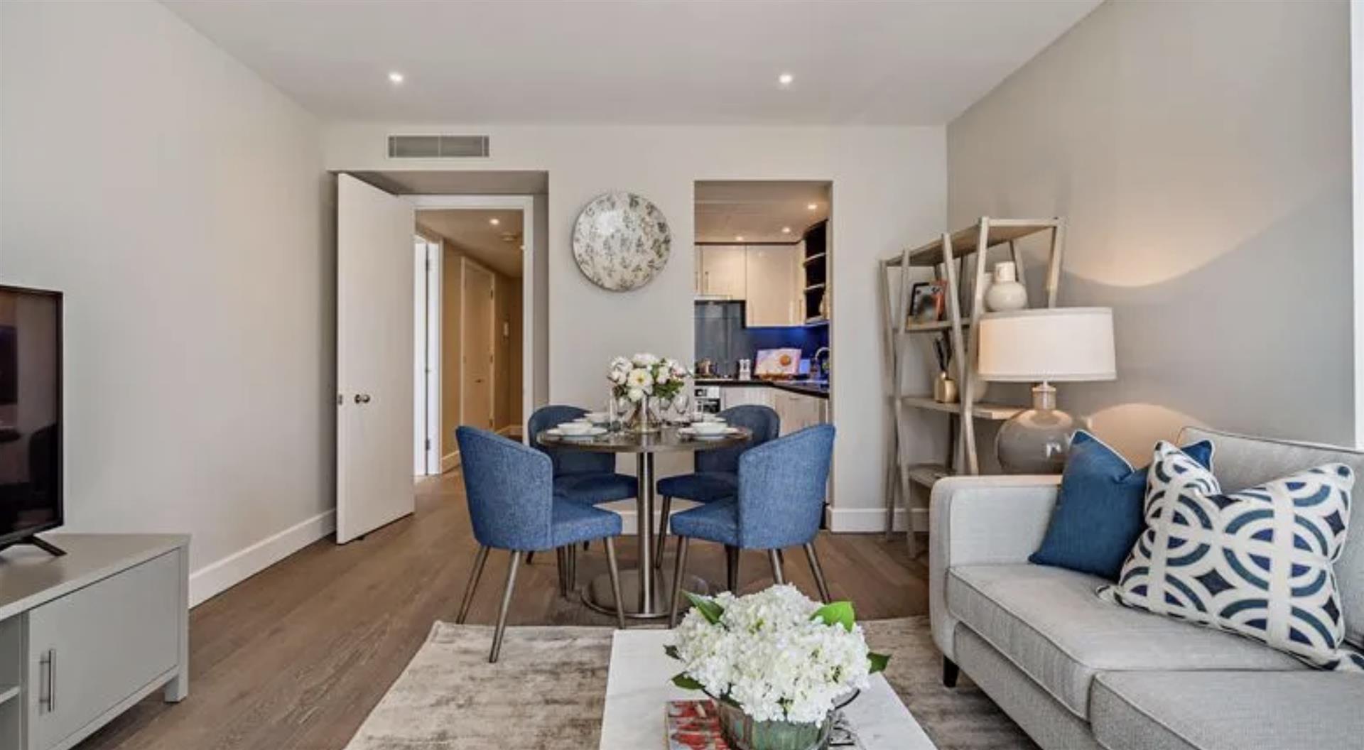 Flat Westferry Circus in Greater London