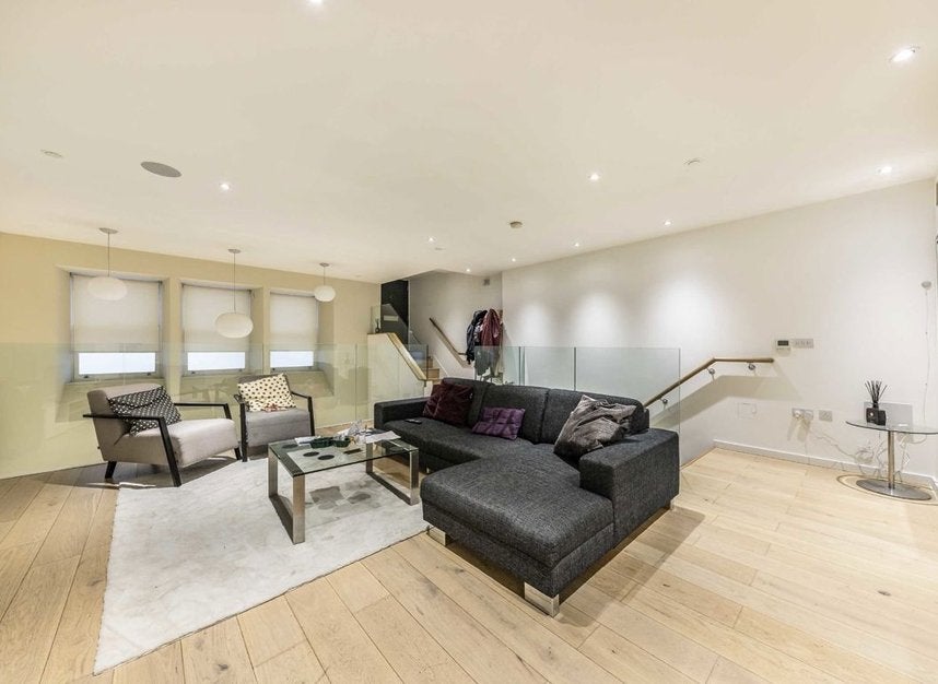 Flat Lovat Lane in City of London