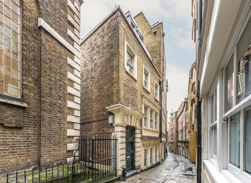 Flat Lovat Lane in City of London
