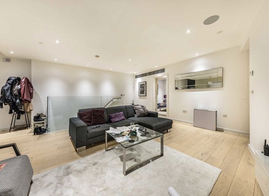 Flat Lovat Lane in City of London