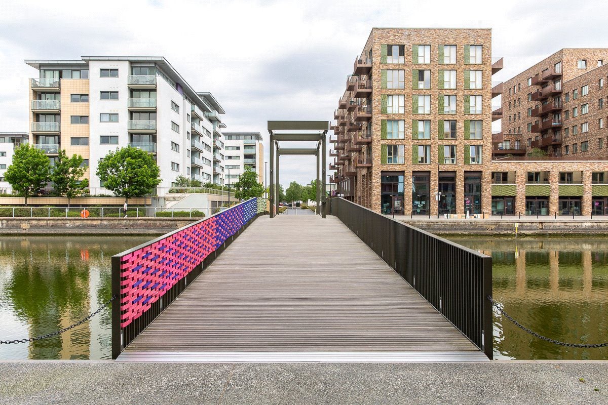 Flat Shackleton Way in Greater London