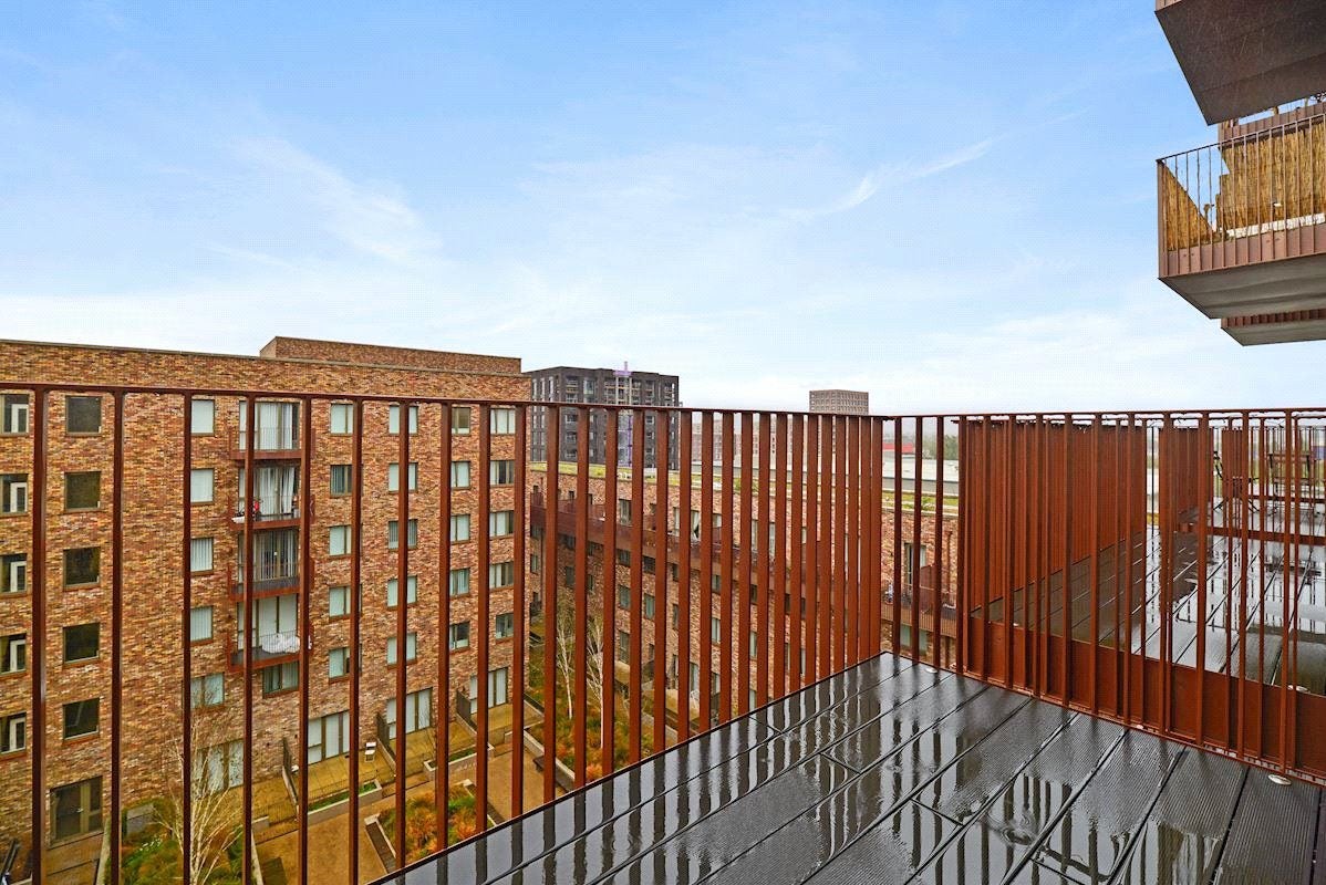 Flat Shackleton Way in Greater London