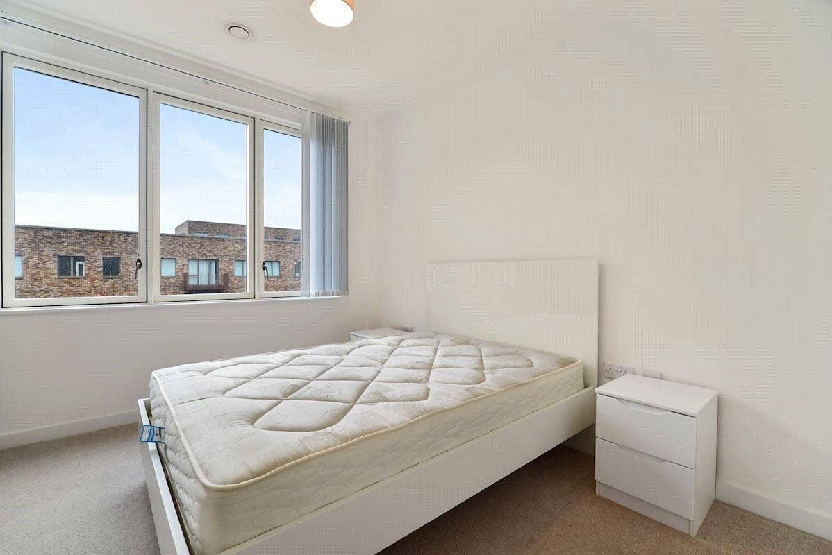 Flat Shackleton Way in Greater London