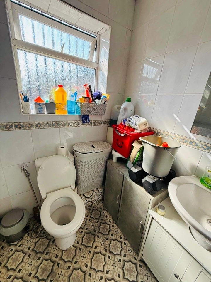 Flat Seaton Road in Greater London