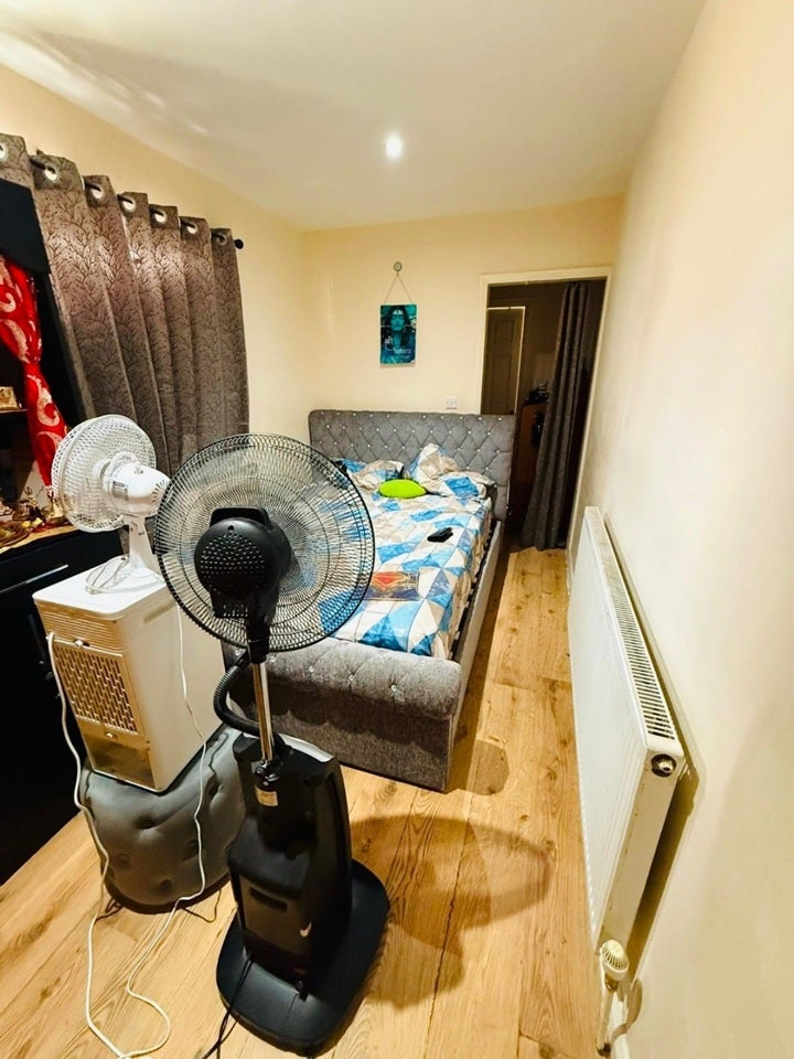 Flat Seaton Road in Greater London