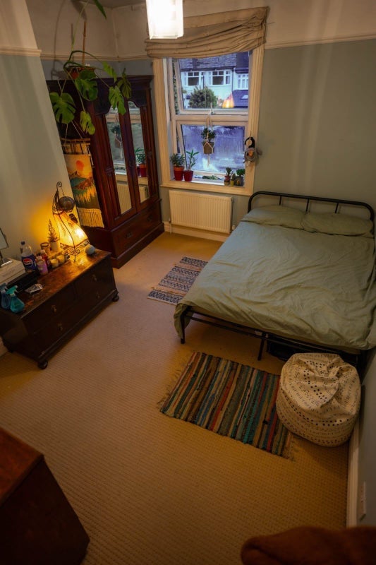 Room Eastwood Road in Greater London
