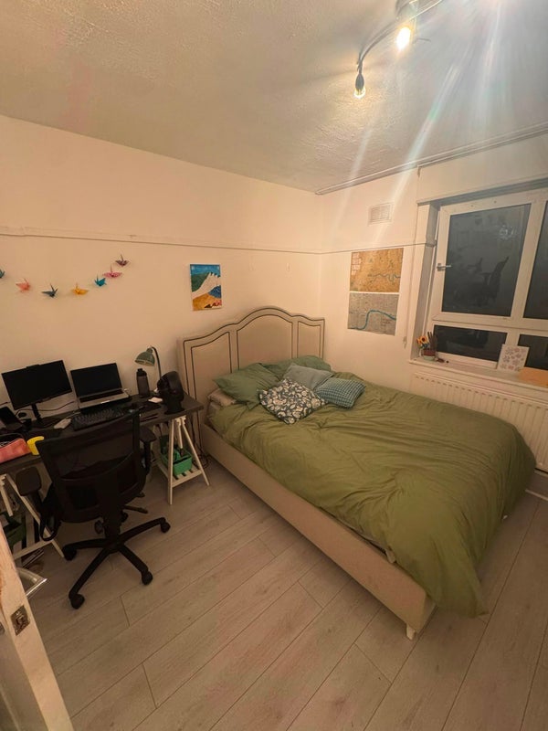 Room Ainsworth Way in Greater London