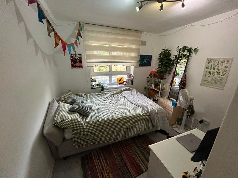 Room Ainsworth Way in Greater London