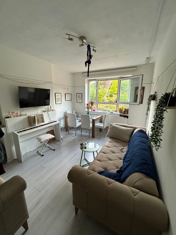 Room Ainsworth Way in Greater London